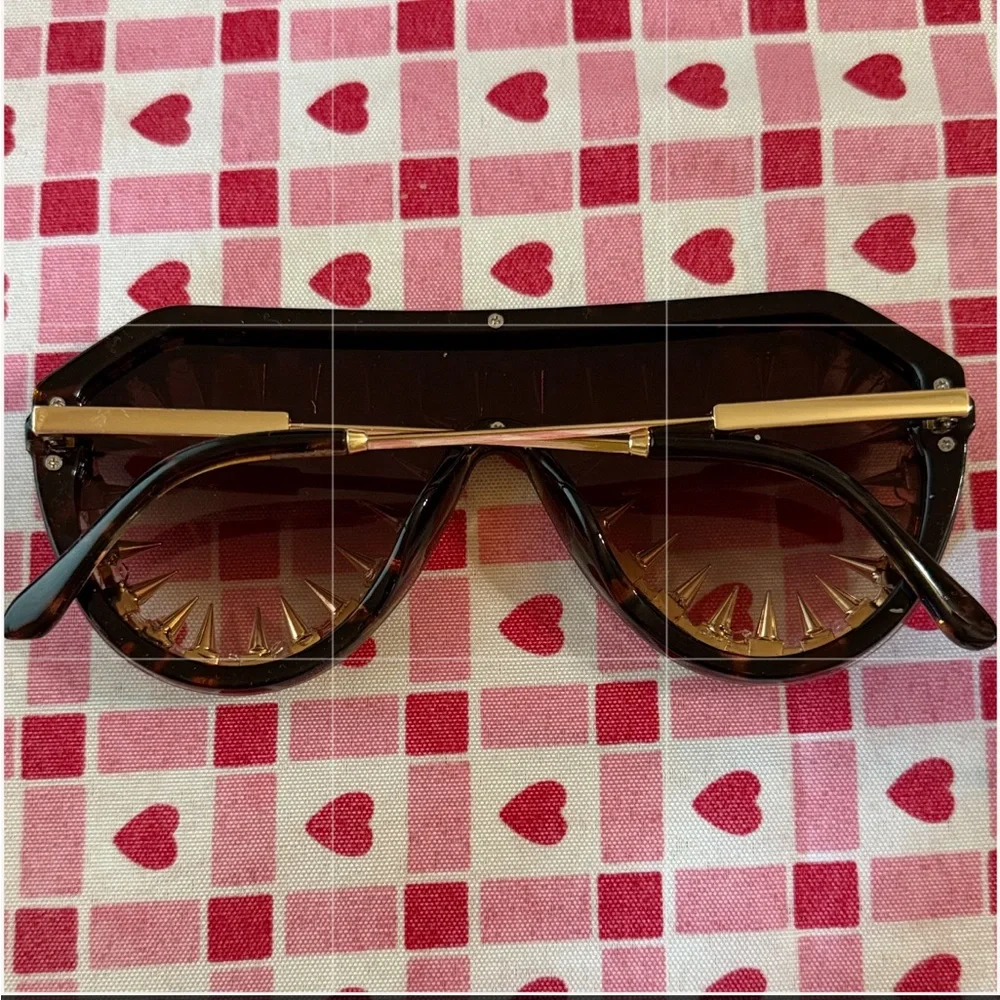 🕶️ STATEMENT SUNGLASSES 🕶️ NWOT 🕶️